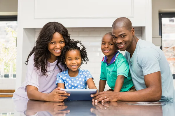Šťastná rodina pomocí tabletu — Stock fotografie