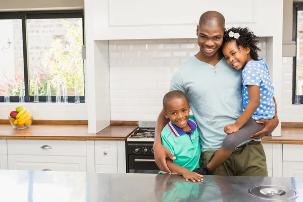 Pai e filhos na cozinha — Fotografia de Stock