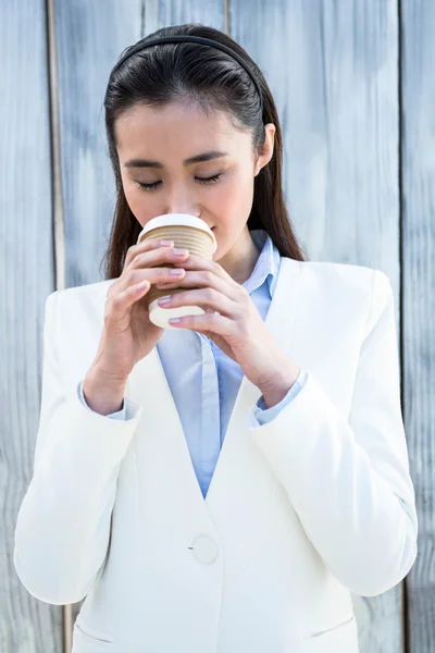 Femme d'affaires souriante avec café à emporter — Photo