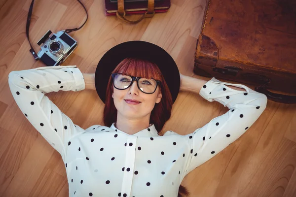 Aantrekkelijke hipster vrouw op de vloer liggen — Stockfoto