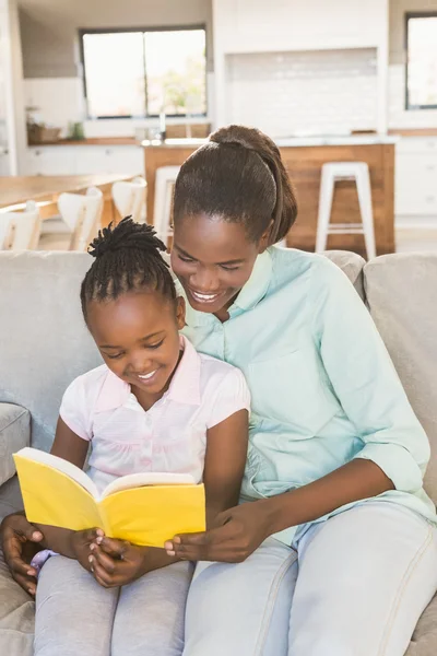 Liebevolle Mutter mit Tochter auf der Couch — Stockfoto