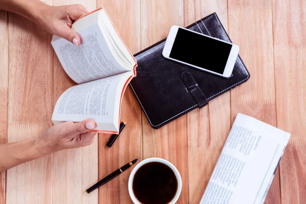 Overhead van vrouwelijke handen met een boek — Stockfoto