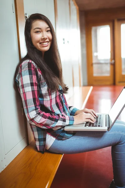 Lachende student zit op de computer — Stockfoto