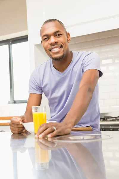 Casual homem feliz tomando café da manhã — Fotografia de Stock