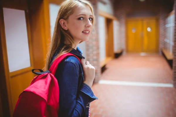 Bastante estudiante con mochila mirando a la cámara — Foto de Stock