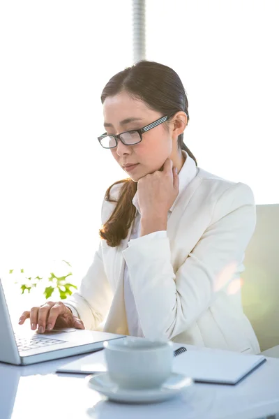 Geschäftsfrau benutzt ihren Laptop — Stockfoto