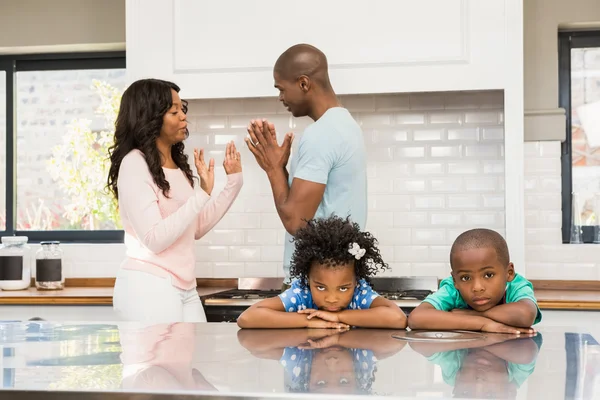 Parents arguing in front of children — Stock Photo, Image