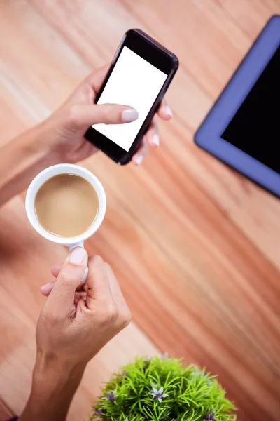 Overhead van vrouwelijke hand met smartphone — Stockfoto