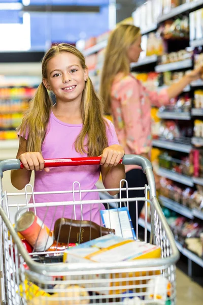 Mosolygó gyermek a szupermarketben — Stock Fotó