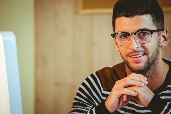 Guapo hipster trabajando en el escritorio — Foto de Stock