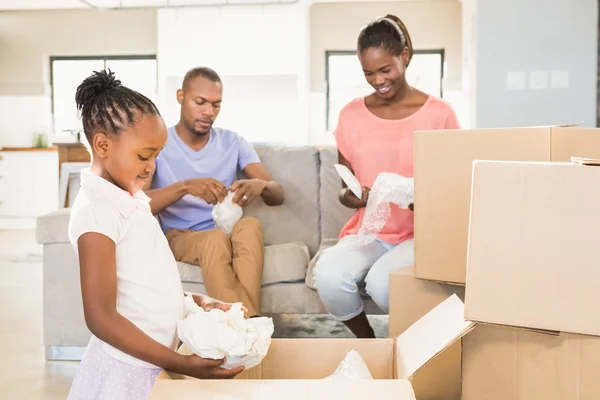 Famille déballer les choses dans une nouvelle maison — Photo