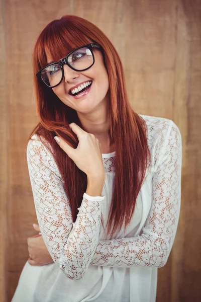 Uśmiechnięta kobieta hipster pozowanie twarz do kamery — Zdjęcie stockowe