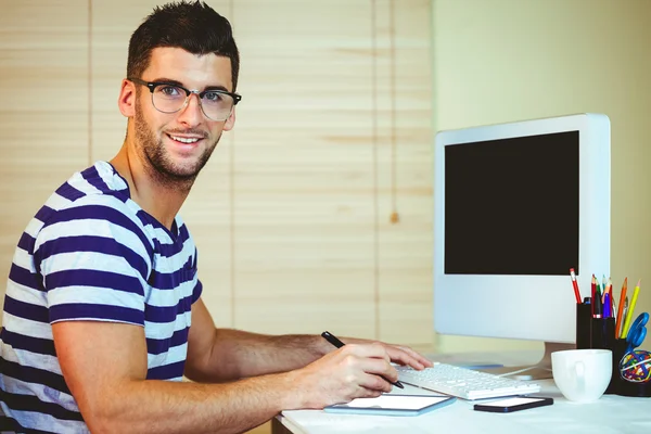 Guapo hipster trabajando en el escritorio — Foto de Stock