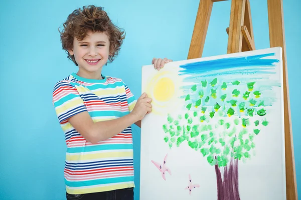 Lachende jongen met zijn foto — Stockfoto