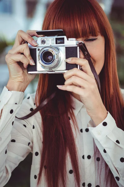 Eski moda fotoğraf makinesi kullanan çekici hipster kadın — Stok fotoğraf