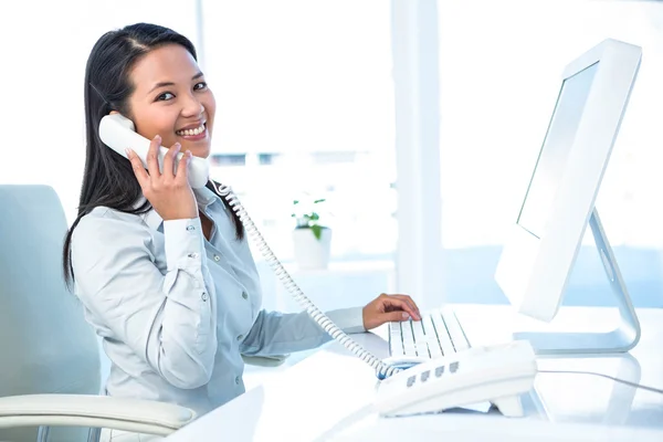 Mulher de negócios sorridente no telefone — Fotografia de Stock