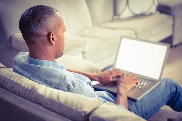 Sobre a visão do ombro do homem casual usando laptop — Fotografia de Stock