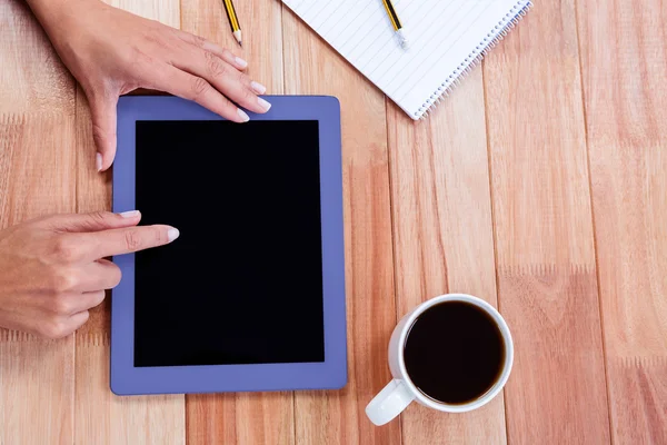 Overhead av feminina händer med hjälp av Tablet PC — Stockfoto