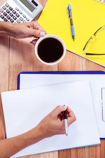 Teil der Hände, die Notizen machen — Stockfoto