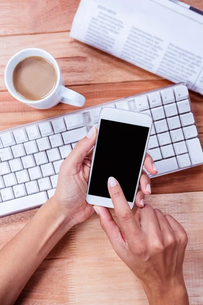 Üzletasszony használ a smartphone, íróasztal — Stock Fotó