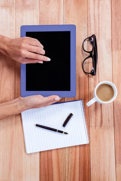 Overhead van vrouwelijke handen met behulp van Tablet PC — Stockfoto