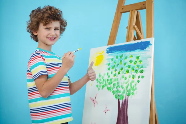 Rapaz feliz pintando seu quadro — Fotografia de Stock