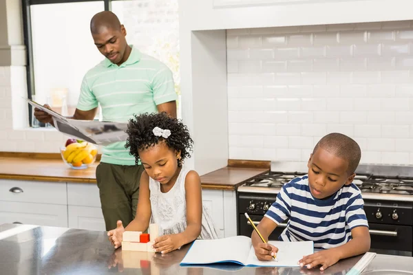 Děti hrají a kresba v kuchyni — Stock fotografie