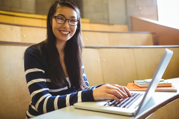 Estudante sorrindo usando laptop — Fotografia de Stock