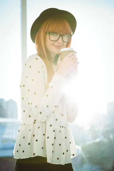 Χαμογελώντας hipster γυναίκα πίνοντας καφέ — Φωτογραφία Αρχείου