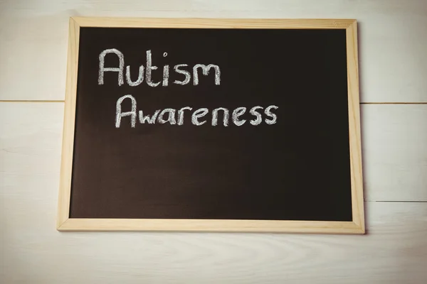 Consciência de autismo desenhada em quadro negro — Fotografia de Stock