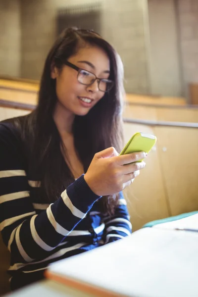 Estudiante sonriente usando smartphone — Foto de Stock