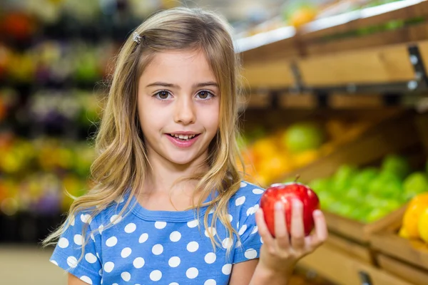 Niedliches Mädchen hält einen Apfel — Stockfoto