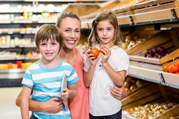Young family doing some shopping — Stock Photo, Image