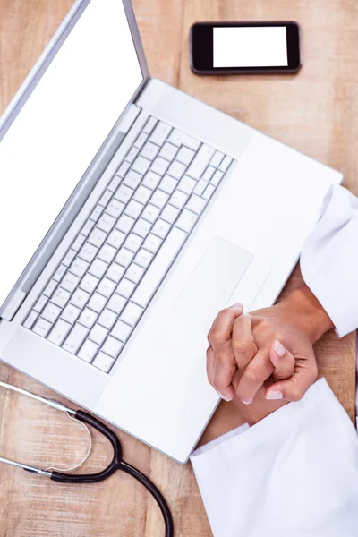 Vista del medico con le mani incrociate — Foto Stock