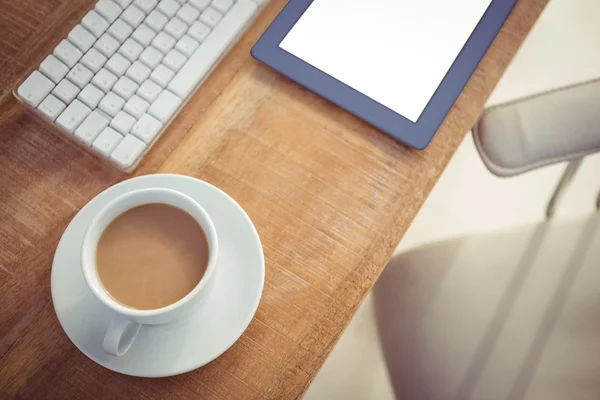 Escritorio de negocios con taza de café y tablet — Foto de Stock