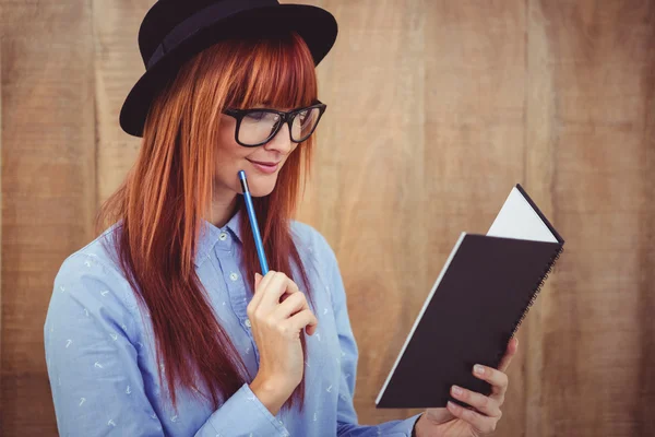 Glimlachend hipster vrouw schrijven notities — Stockfoto