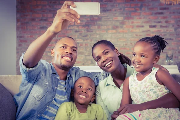 Famiglia felice che si fa un selfie sul divano — Foto Stock