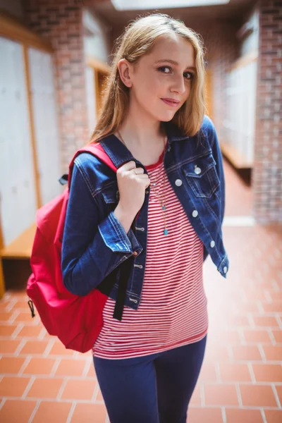 Bastante estudiante con mochila mirando a la cámara — Foto de Stock