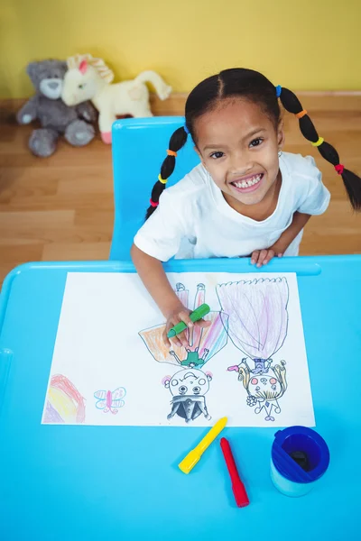 Leende flicka med sin coloruing bok — Stockfoto