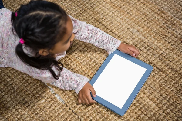 Crianças pequenas felizes usando tablet — Fotografia de Stock