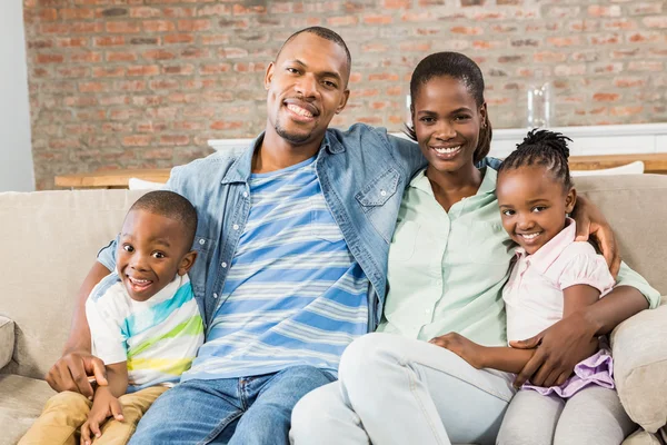 Famille heureuse se détendre sur le canapé — Photo