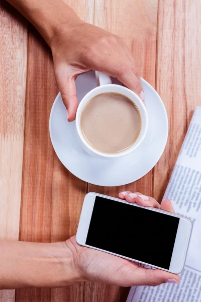 Parte de las manos sosteniendo café y teléfono inteligente — Foto de Stock