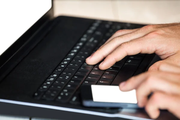 Man använder sin laptop — Stockfoto