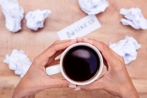 Zakenvrouw houden kopje zwarte koffie — Stockfoto