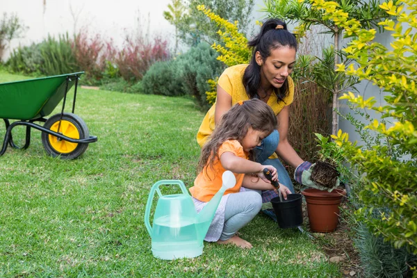 Madre sonriente y jardinería hija —  Fotos de Stock