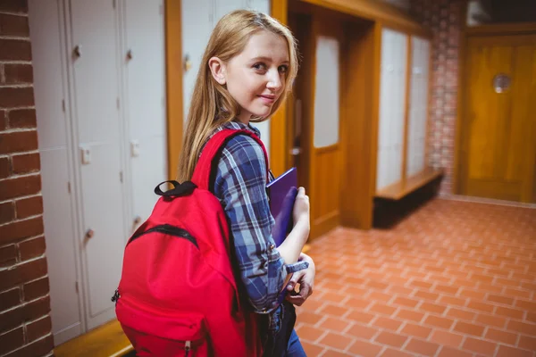 Hübsche Studentin mit Rucksack blickt in die Kamera — Stockfoto