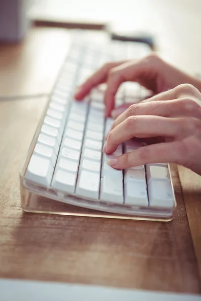 Imagem cortada de mulher digitando no teclado — Fotografia de Stock