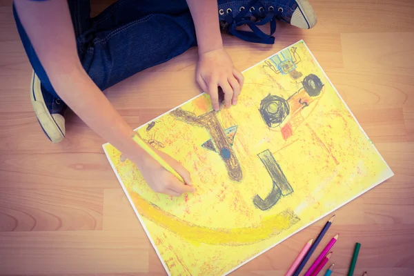 Маленький хлопчик малює на папері — стокове фото