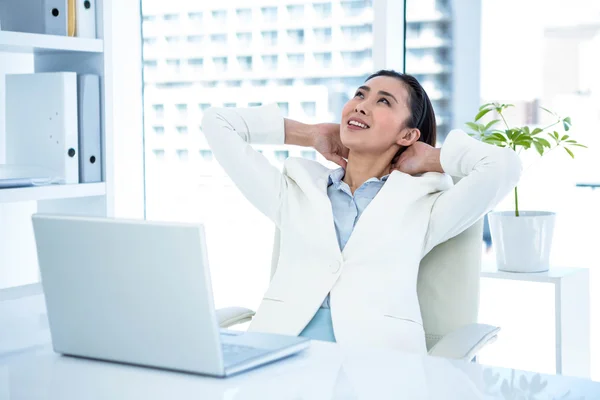 Femme d'affaires souriante se détendre — Photo