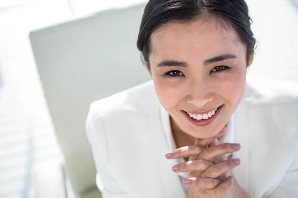 Businesswoman using her pc with documents — Stock Photo, Image